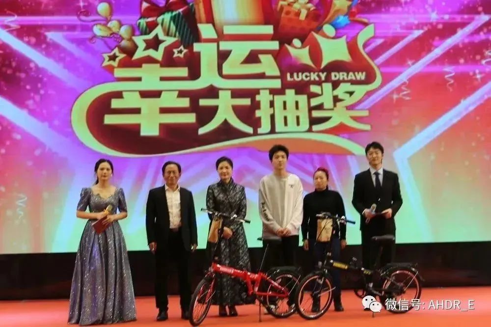 董事長王青、總經(jīng)理劉琴芳頒發(fā)一等獎