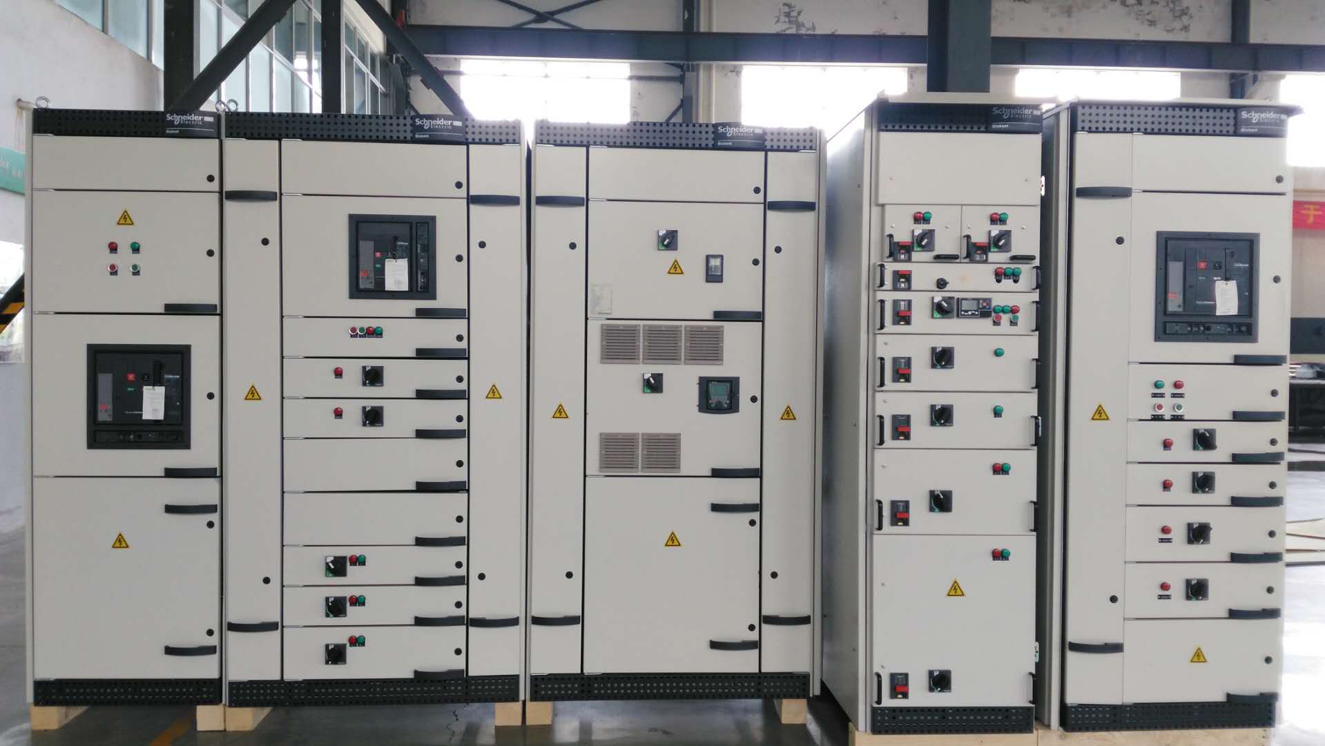 施耐德低壓柜，blokset型號(hào) 得潤(rùn)電氣樣柜